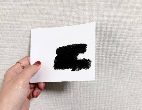 宛名消しの“正解”やっと見つけた！ 分厚く強力に“文字を塗りつぶす”、110円の「黒いのり」。油性ペンにも圧勝