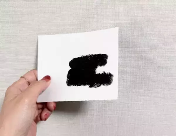 「宛名消しの“正解”やっと見つけた！ 分厚く強力に“文字を塗りつぶす”、110円の「黒いのり」。油性ペンにも圧勝」の画像