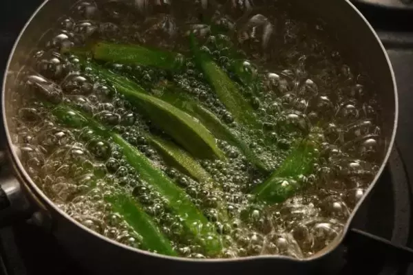 「オクラは「茹でると損」って本当？ 栄養分を逃さないのは、レンチン調理と“朝食の定番メニュー”」の画像