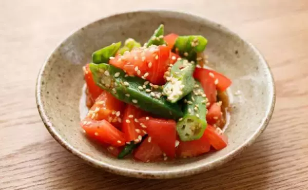 「オクラは「茹でると損」って本当？ 栄養分を逃さないのは、レンチン調理と“朝食の定番メニュー”」の画像