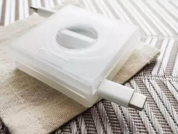 「有名女優が絶賛で話題。無印良品190円グッズで“ケーブル収納のストレス”からついに解放された！」の画像