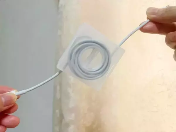 「有名女優が絶賛で話題。無印良品190円グッズで“ケーブル収納のストレス”からついに解放された！」の画像