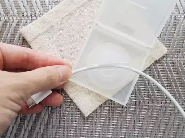 「有名女優が絶賛で話題。無印良品190円グッズで“ケーブル収納のストレス”からついに解放された！」の画像