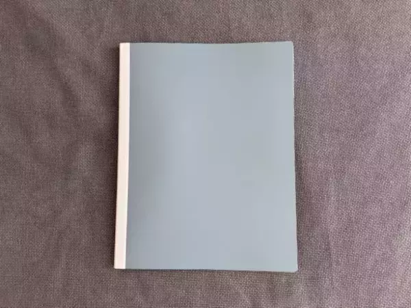 ファイルなのに“入れたまま書き込める”、“360°折り返せる”…夢の使い心地！ 老舗文具メーカーとダイソー発ブランドのコラボが最強すぎた