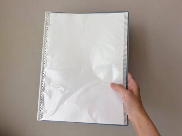 ファイルなのに“入れたまま書き込める”、“360°折り返せる”…夢の使い心地！ 老舗文具メーカーとダイソー発ブランドのコラボが最強すぎた