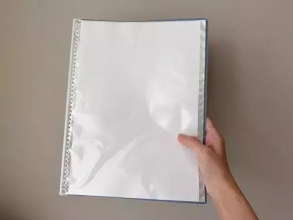 「ファイルなのに“入れたまま書き込める”、“360°折り返せる”…夢の使い心地！ 老舗文具メーカーとダイソー発ブランドのコラボが最強すぎた」の画像