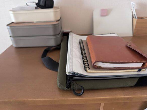 ファイルなのに“入れたまま書き込める”、“360°折り返せる”…夢の使い心地！ 老舗文具メーカーとダイソー発ブランドのコラボが最強すぎた