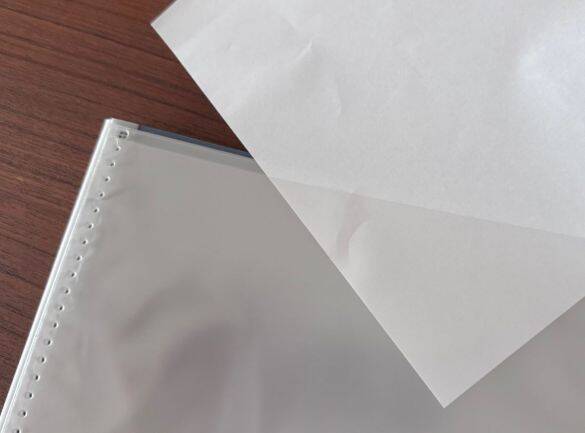 ファイルなのに“入れたまま書き込める”、“360°折り返せる”…夢の使い心地！ 老舗文具メーカーとダイソー発ブランドのコラボが最強すぎた