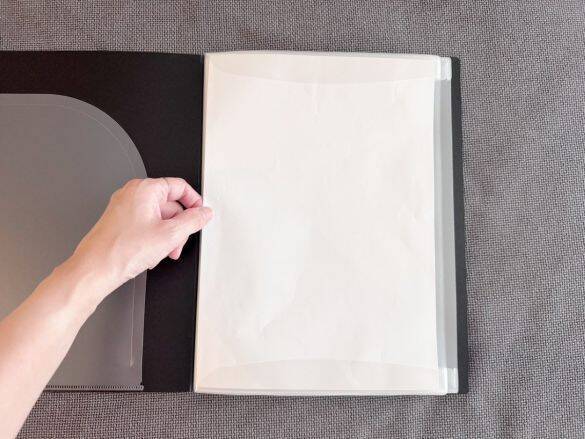 ファイルなのに“入れたまま書き込める”、“360°折り返せる”…夢の使い心地！ 老舗文具メーカーとダイソー発ブランドのコラボが最強すぎた