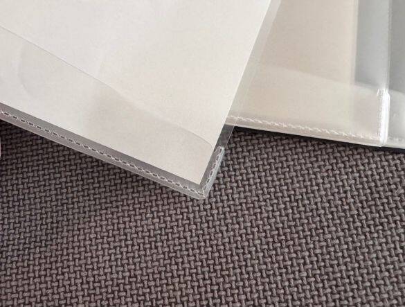 ファイルなのに“入れたまま書き込める”、“360°折り返せる”…夢の使い心地！ 老舗文具メーカーとダイソー発ブランドのコラボが最強すぎた