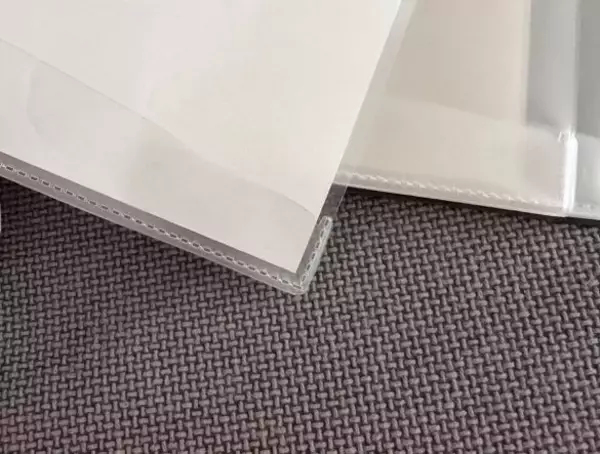 「ファイルなのに“入れたまま書き込める”、“360°折り返せる”…夢の使い心地！ 老舗文具メーカーとダイソー発ブランドのコラボが最強すぎた」の画像