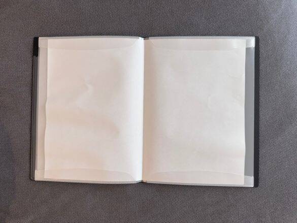 ファイルなのに“入れたまま書き込める”、“360°折り返せる”…夢の使い心地！ 老舗文具メーカーとダイソー発ブランドのコラボが最強すぎた