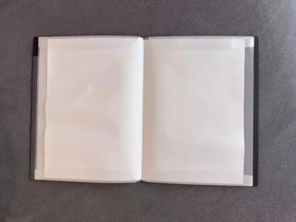 「ファイルなのに“入れたまま書き込める”、“360°折り返せる”…夢の使い心地！ 老舗文具メーカーとダイソー発ブランドのコラボが最強すぎた」の画像