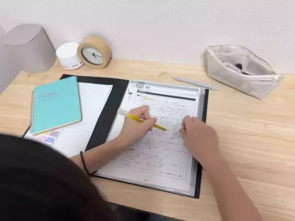 「ファイルなのに“入れたまま書き込める”、“360°折り返せる”…夢の使い心地！ 老舗文具メーカーとダイソー発ブランドのコラボが最強すぎた」の画像