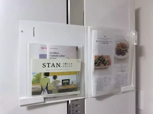 「ファイルなのに“入れたまま書き込める”、“360°折り返せる”…夢の使い心地！ 老舗文具メーカーとダイソー発ブランドのコラボが最強すぎた」の画像