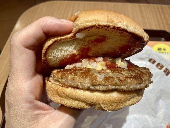 マック･モス･ロッテリア「ハンバーガー」食べ比べレビュー！“コスパ”が1番良いのは…