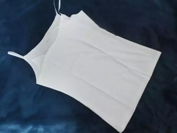 「UNIQLOエアリズムは秋冬もまだまだ使える。カラー4色を白トップスで透け検証してみたら」の画像