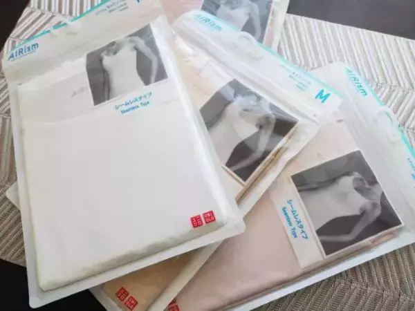 「UNIQLOエアリズムは秋冬もまだまだ使える。カラー4色を白トップスで透け検証してみたら」の画像