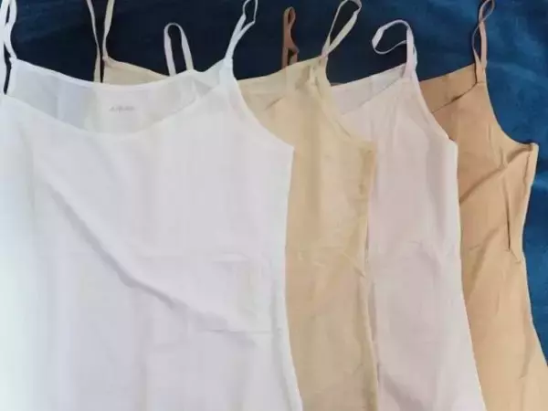 「UNIQLOエアリズムは秋冬もまだまだ使える。カラー4色を白トップスで透け検証してみたら」の画像