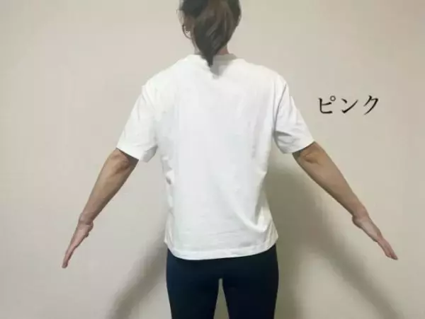 「UNIQLOエアリズムは秋冬もまだまだ使える。カラー4色を白トップスで透け検証してみたら」の画像