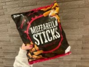 コストコで1.2kgの衝撃！1本8cmの背徳「チーズスティック」が凄すぎた。約40本入りで最強の“冷凍ストック”