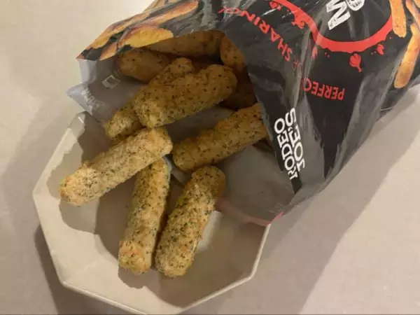 「コストコで1.2kgの衝撃！1本8cmの背徳「チーズスティック」が凄すぎた。約40本入りで最強の“冷凍ストック”」の画像