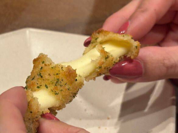 コストコで1.2kgの衝撃！1本8cmの背徳「チーズスティック」が凄すぎた。約40本入りで最強の“冷凍ストック”