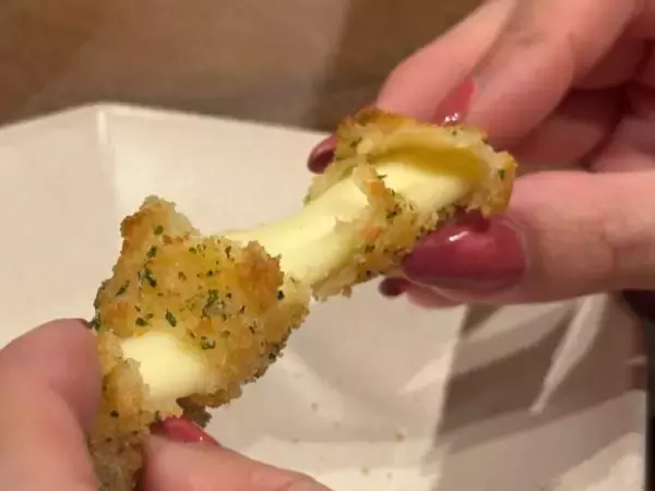 「コストコで1.2kgの衝撃！1本8cmの背徳「チーズスティック」が凄すぎた。約40本入りで最強の“冷凍ストック”」の画像