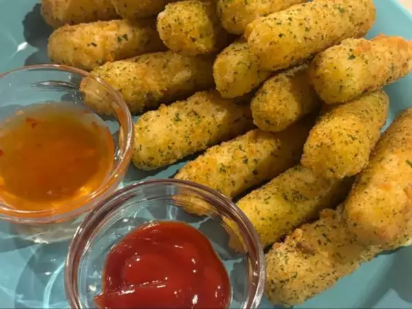 「コストコで1.2kgの衝撃！1本8cmの背徳「チーズスティック」が凄すぎた。約40本入りで最強の“冷凍ストック”」の画像