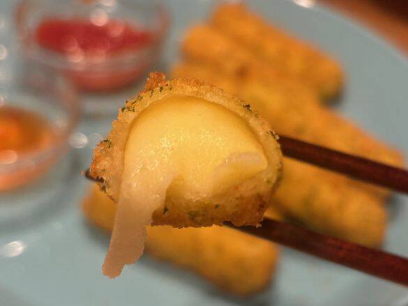 コストコで1.2kgの衝撃！1本8cmの背徳「チーズスティック」が凄すぎた。約40本入りで最強の“冷凍ストック”