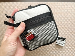 雨の日のプチストレス「濡れた手でバッグを開けたくない」を解消。無印良品の1990円「撥水ウォレット」が想像以上に優秀だった