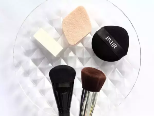 「40代に多い「老け見えファンデ」。“顔だけのっぺり白い”はなぜ起きる？」の画像