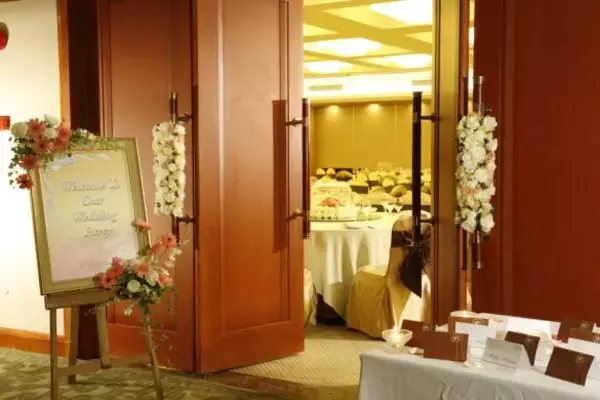 新婦側の出席者が極端に少ない結婚式。ウラでは修羅場が…／びっくり体験人気記事BEST