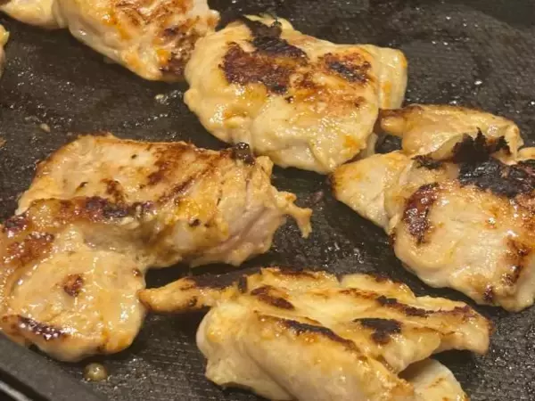 「激安スーパー「ロピア」の“味付け肉”が凄すぎる！100g 89円〜の衝撃コスパ「メガパック」から「肉だれマヨ」まで5選」の画像