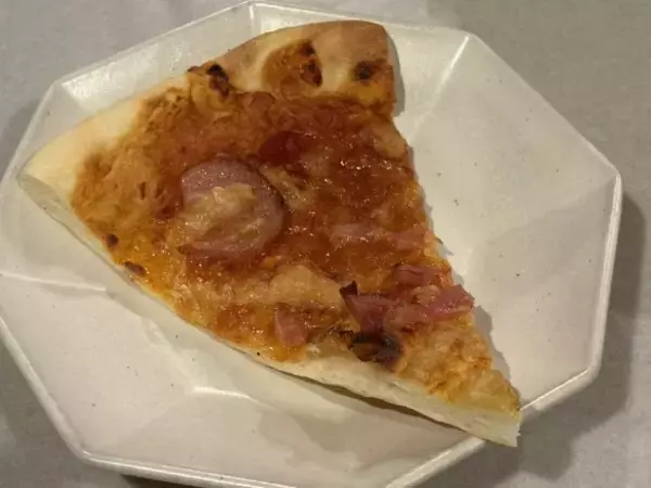 「「買えば買うほどお得!?」ロピアの“おトクすぎる巨大ピザ”。直径30cmサイズが“1枚約444円”の衝撃コスパ」の画像