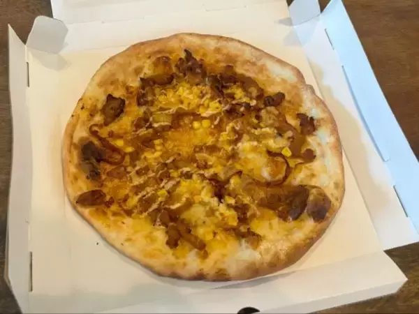 「「買えば買うほどお得!?」ロピアの“おトクすぎる巨大ピザ”。直径30cmサイズが“1枚約444円”の衝撃コスパ」の画像