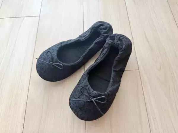 卒業・入学式に必須の「親のスリッパや黒バッグ」全部3COINSで揃った！ 550円と思えない優秀さ