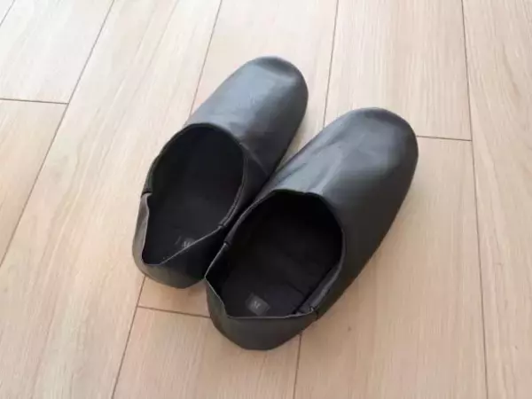 「卒業・入学式に必須の「親のスリッパや黒バッグ」全部3COINSで揃った！ 550円と思えない優秀さ」の画像