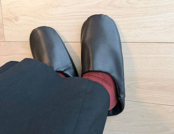 卒業・入学式に必須の「親のスリッパや黒バッグ」全部3COINSで揃った！ 550円と思えない優秀さ