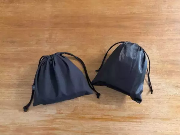 「卒業・入学式に必須の「親のスリッパや黒バッグ」全部3COINSで揃った！ 550円と思えない優秀さ」の画像