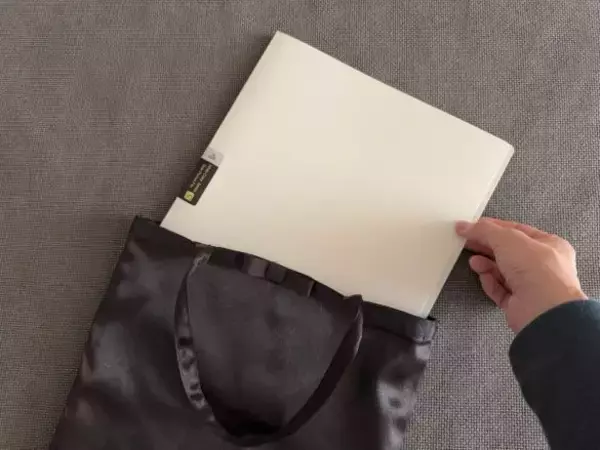 「卒業・入学式に必須の「親のスリッパや黒バッグ」全部3COINSで揃った！ 550円と思えない優秀さ」の画像