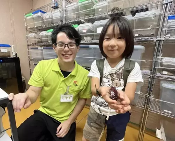 「「虫を殺したくない」虫好きの8歳男子が発明した“コバエホイホイ”がスゴい！本人とママに話を聞くと」の画像