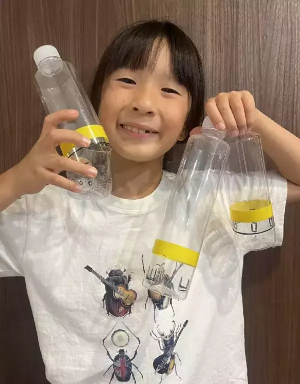「「虫を殺したくない」虫好きの8歳男子が発明した“コバエホイホイ”がスゴい！本人とママに話を聞くと」の画像