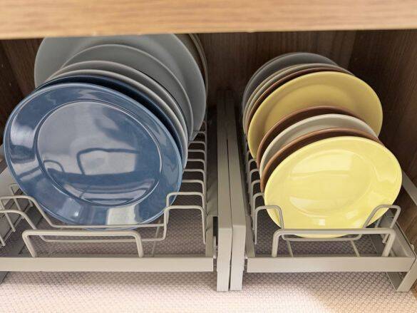 「積み重ねたお皿、下のほうが取り出しにくすぎ」問題、3COINSの“立てて並べる収納”で一発解決！ 今までの苦労は何だったのか