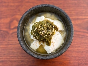 混ぜてかけるだけ！“豆腐とめかぶの冷やし茶漬け”が驚きの美味しさ。夏疲れにも腸活にもピッタリ