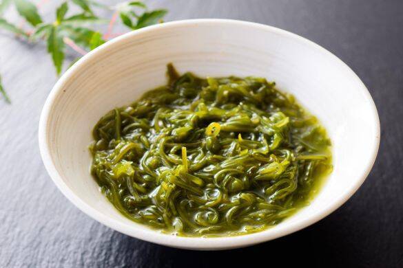 混ぜてかけるだけ！“豆腐とめかぶの冷やし茶漬け”が驚きの美味しさ。夏疲れにも腸活にもピッタリ