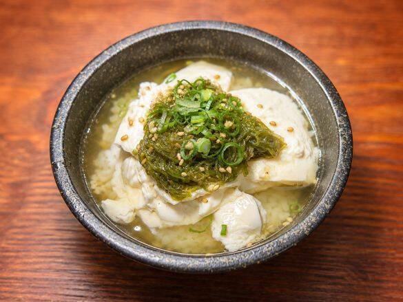 混ぜてかけるだけ！“豆腐とめかぶの冷やし茶漬け”が驚きの美味しさ。夏疲れにも腸活にもピッタリ