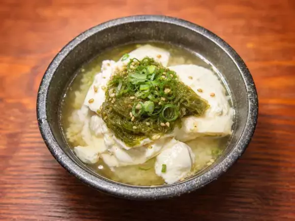 「混ぜてかけるだけ！“豆腐とめかぶの冷やし茶漬け”が驚きの美味しさ。夏疲れにも腸活にもピッタリ」の画像