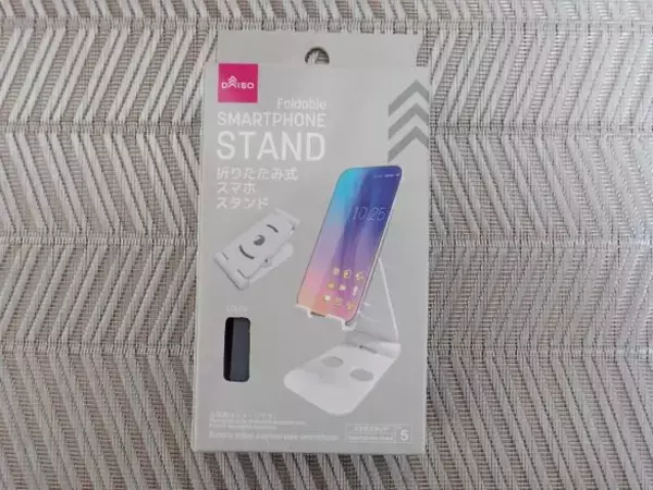「無印vsダイソー「スマホスタンド」を使い比べた結果。値段は“8倍”だけど、使い心地は」の画像