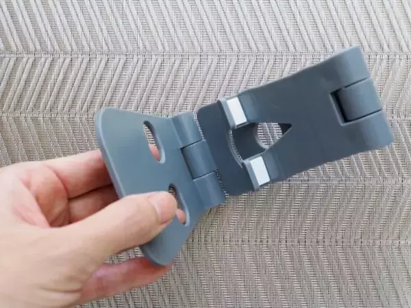 「無印vsダイソー「スマホスタンド」を使い比べた結果。値段は“8倍”だけど、使い心地は」の画像